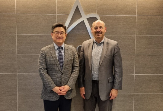 박찬희(왼쪽) JW그룹 CTO와 키스 L. 크랜델 아치벤처파트너스 공동설립자가 업무협약 체결 후 기념촬영하고 있다. <JW그룹 제공>